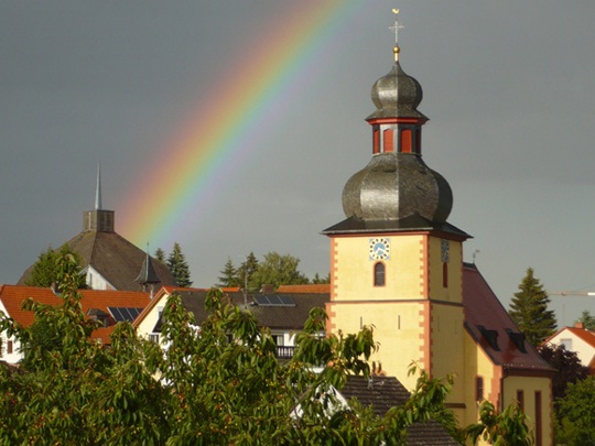 Die Kirchen in Vielbrunn, links kath. und rechts ev. Kirche (Foto: N. Allmann)